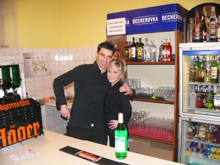 Spodní bar na plesech ve sportovní hale v Hněvčevsi a naši barmani.