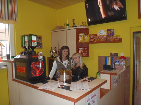 Bar v hasičské zbrojnici na celorepublikové přípravce v Sověticích a dvě naše nejlepší barmanky.